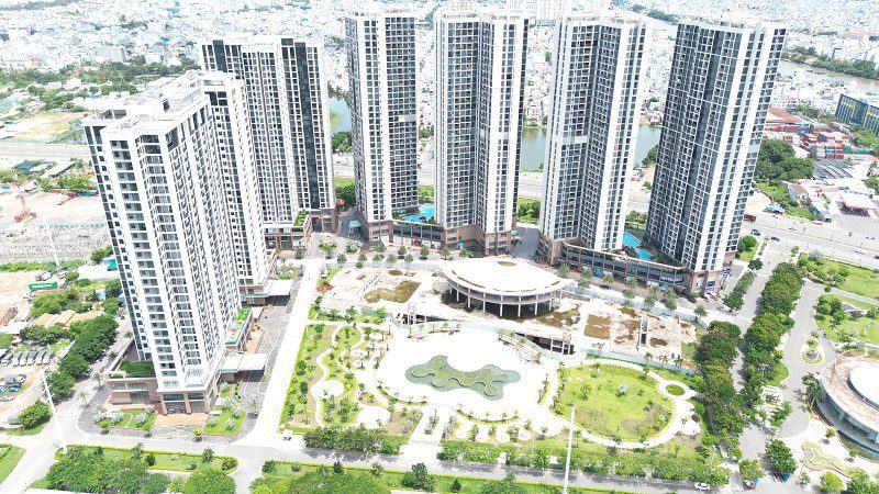 Phía đầu bên quận 7, các dự án bất động sản ít nhộn nhịp hơn. Một phần là do khu vực này hiện hữu là cảng container Tân Thuận. Trong tương lai, cảng này sẽ được di dời để lấy mặt bằng thực hiện các dự án chỉnh trang đô thị và trở thành công viên ven sông phục vụ du lịch – kinh tế.