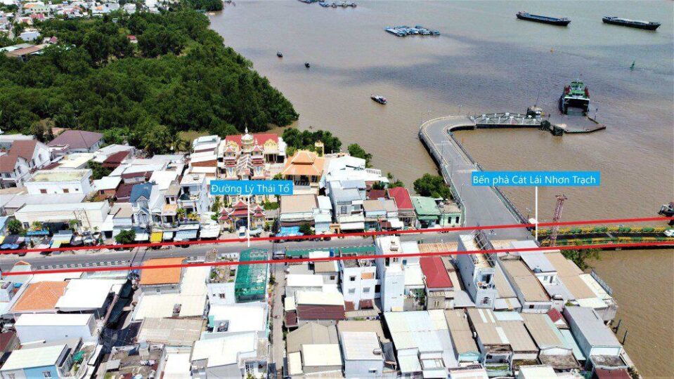 Theo Đồ án điều chỉnh quy hoạch chung đô thị Nhơn Trạch và dự thảo quy hoạch tỉnh Đồng Nai thời kỳ 2021 - 2030, tầm nhìn đến năm 2050 thì vị trí xây dựng cầu Cát Lái sẽ nằm tại bến phà Cát Lái hiện nay. Đối với khu vực thuộc xã Phú Hữu, huyện Nhơn Trạch, tỉnh Đồng Nai, cầu dự kiến sẽ đấu nối với đường Lý Thái Tổ. Theo UBND tỉnh Đồng Nai, vị trí xây dựng cầu thay phà Cát Lái đã được Thủ tướng Chính phủ chấp thuận chủ trương bổ sung vào quy hoạch giao thông vận tải TP HCM từ năm 2017.