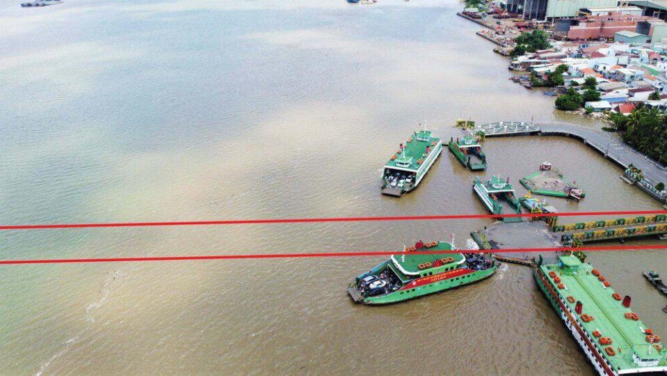 Đồng Nai là cửa ngõ phía Đông của TP HCM. Về địa lý, hai địa phương bị chia cắt bởi các sông Đồng Nai, Lòng Tàu, Đồng Tranh và Thị Vải. Tuy nhiên, nhiều năm qua, giữa Đồng Nai và TP HCM chỉ có hai cầu được xây dựng, đưa vào khai thác gồm cầu Đồng Nai trên tuyến QL 1A và cầu Long Thành trên đường cao tốc TP HCM - Long Thành - Dầu Giây.